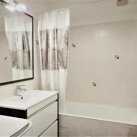 T1 Moderne Et Lumineux Avec Terrasse Et Parking ! - Fr-1-555-70 Appartement Aix-les-Bains
